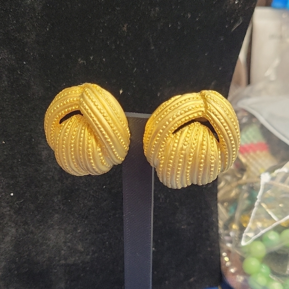 Vintage 1980s Gold Textured Knot Clip On Earrings